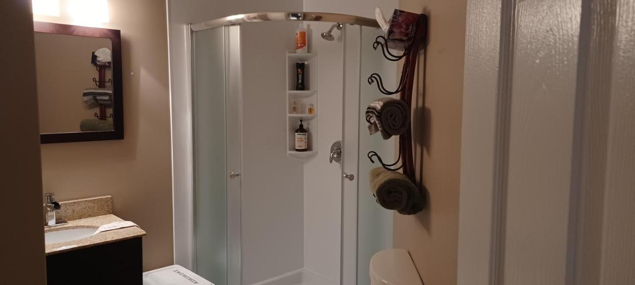 680 Sq Ft Private Space With Ensuite Bathroom YYC Exterior foto
